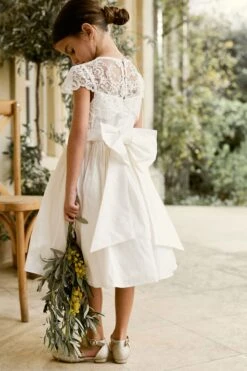 Next Kleid Für Besondere Anlässe Mit Spitzenbesatz Und Schleifendesign (3–16 Jahre) 13 Next Kleid Für Besondere Anlässe Mit Spitzenbesatz Und Schleifendesign (3–16 Jahre) -MONSON Kleidung Geschaft 218 440s4