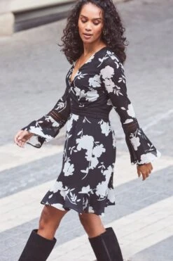 Sosandar Geblümtes Kleid In Wickeloptik Mit Spitzenbesatz -MONSON Kleidung Geschaft 277890s5