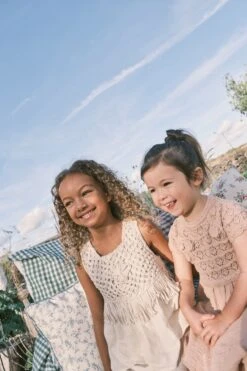 Next Neutral - Kleid Mit Häkelblumendesign (3 Monate Bis 7 Jahre) -MONSON Kleidung Geschaft 298 887s6