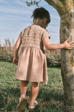 Next Neutral - Kleid Mit Häkelblumendesign (3 Monate Bis 7 Jahre) -MONSON Kleidung Geschaft 298 887s7