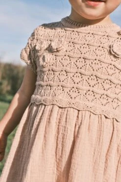 Next Neutral - Kleid Mit Häkelblumendesign (3 Monate Bis 7 Jahre) -MONSON Kleidung Geschaft 298 887s8