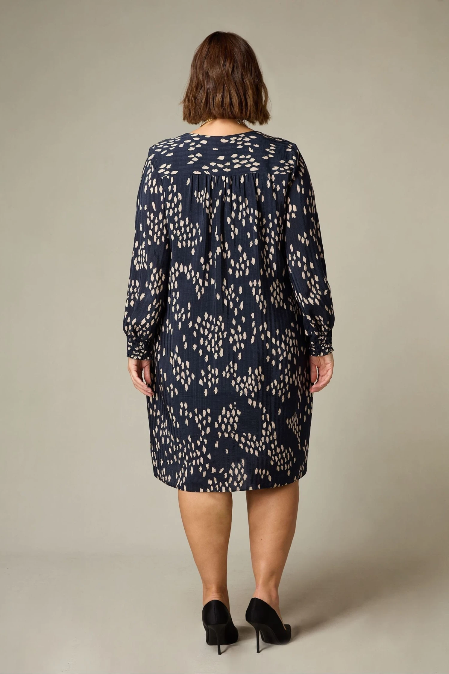 Live Unlimited Curve - Chuck On Plissiertes Kleid Mit Pinselstrichmuster, Steingrau 4 Live Unlimited Curve - Chuck On Plissiertes Kleid Mit Pinselstrichmuster, Steingrau – Bild 2