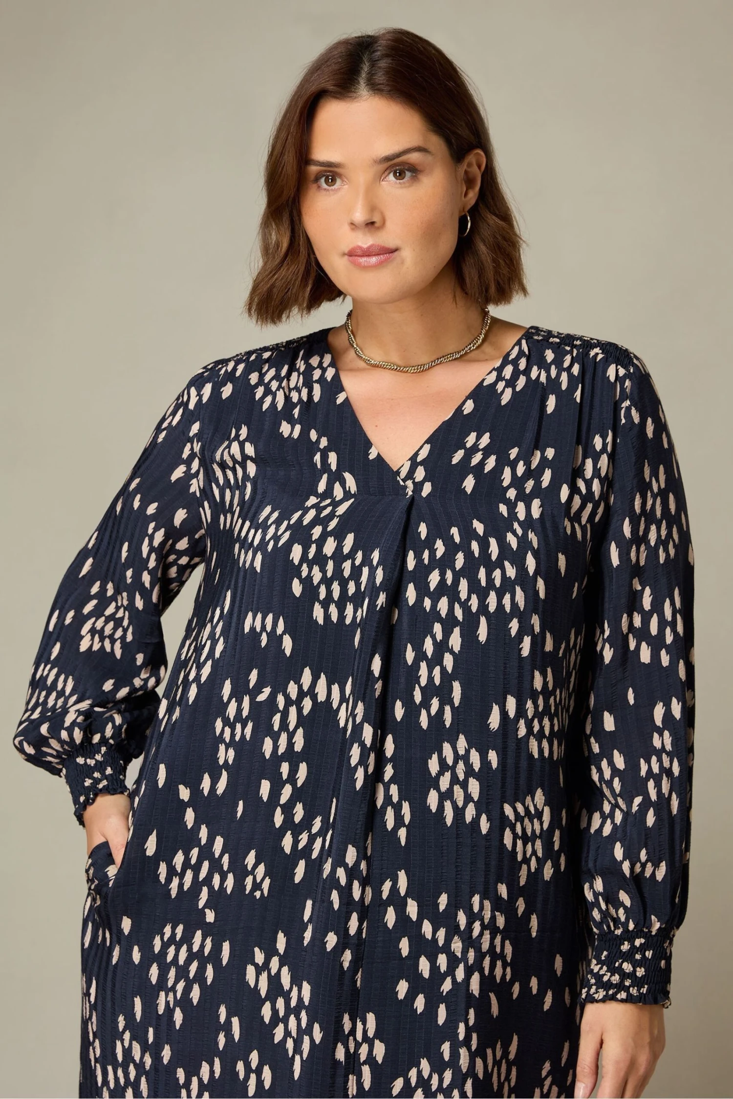 Live Unlimited Curve - Chuck On Plissiertes Kleid Mit Pinselstrichmuster, Steingrau 5 Live Unlimited Curve - Chuck On Plissiertes Kleid Mit Pinselstrichmuster, Steingrau – Bild 3