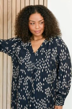 Live Unlimited Curve - Chuck On Plissiertes Kleid Mit Pinselstrichmuster, Steingrau 15 Live Unlimited Curve - Chuck On Plissiertes Kleid Mit Pinselstrichmuster, Steingrau -MONSON Kleidung Geschaft 358333s6