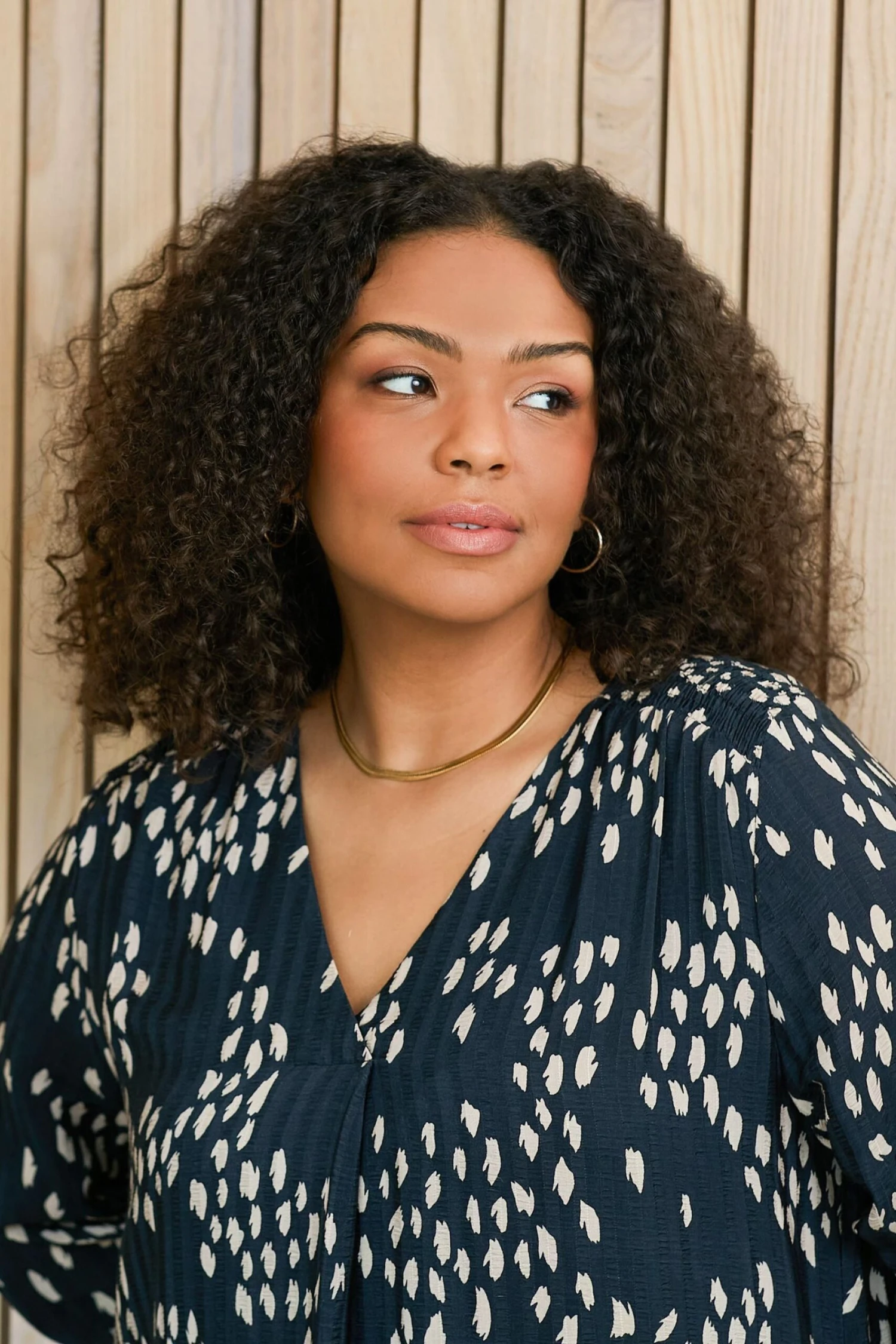 Live Unlimited Curve - Chuck On Plissiertes Kleid Mit Pinselstrichmuster, Steingrau 9 Live Unlimited Curve - Chuck On Plissiertes Kleid Mit Pinselstrichmuster, Steingrau – Bild 7