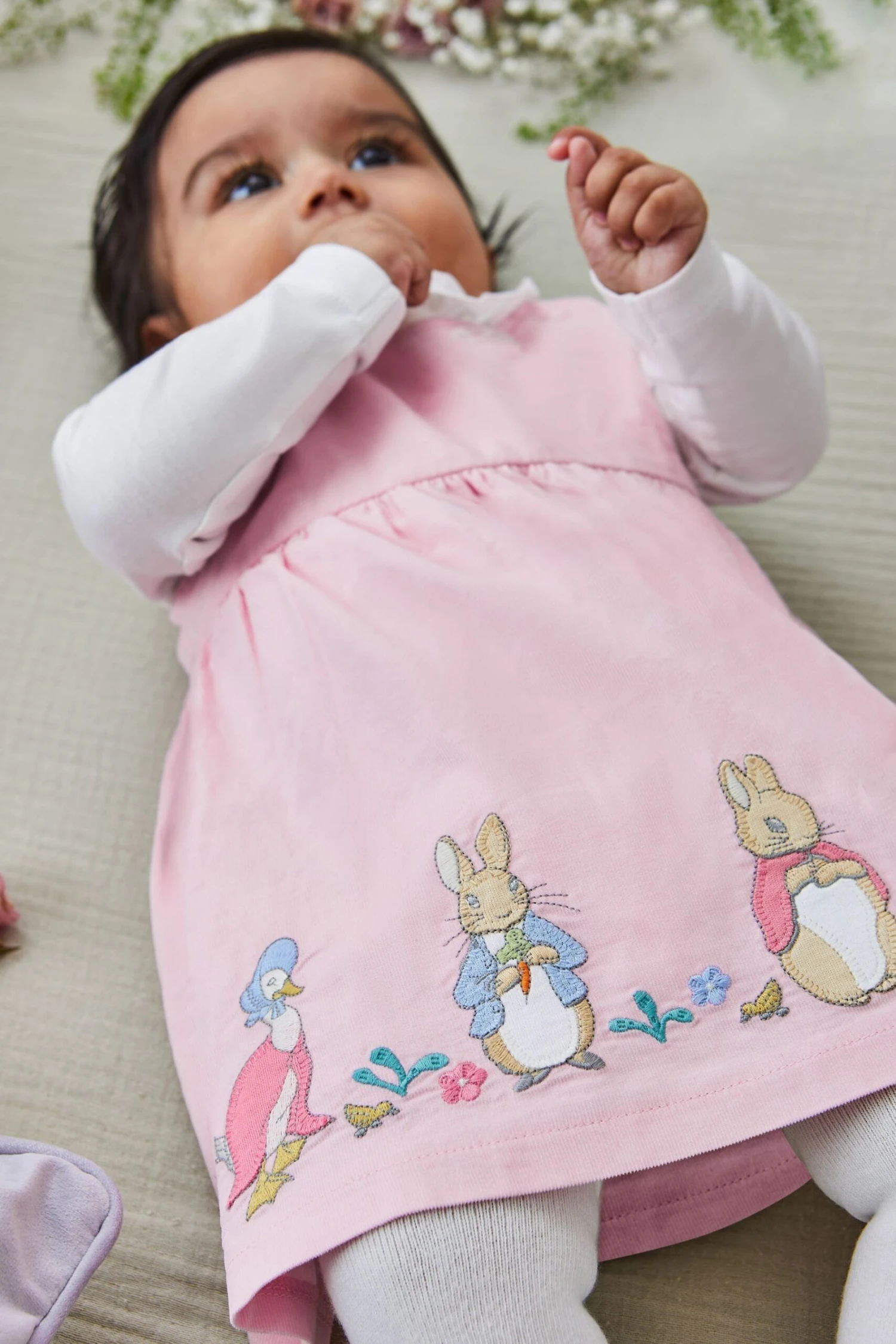 Jojo Maman Bebe JoJo Maman Bébé Peter Rabbit Baby Set Mit Kleid Mit Applikation Und Body 5 Jojo Maman Bebe JoJo Maman Bébé Peter Rabbit Baby Set Mit Kleid Mit Applikation Und Body – Bild 3