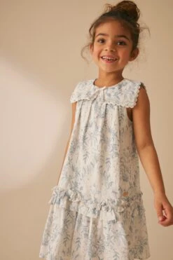 Laura Ashley Parterre Kleid Mit Eckigem Kragen 17 Laura Ashley Parterre Kleid Mit Eckigem Kragen -MONSON Kleidung Geschaft 591867s6