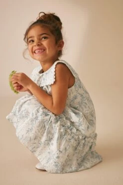 Laura Ashley Parterre Kleid Mit Eckigem Kragen 18 Laura Ashley Parterre Kleid Mit Eckigem Kragen -MONSON Kleidung Geschaft 591867s7