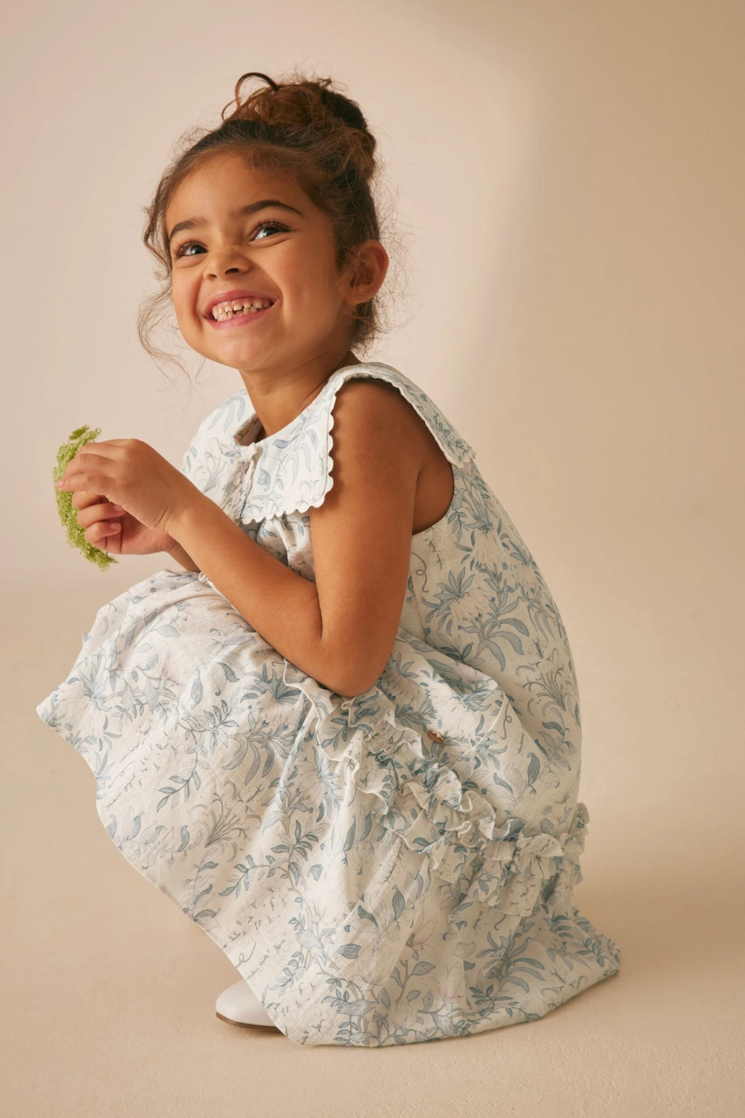 Laura Ashley Parterre Kleid Mit Eckigem Kragen 9 Laura Ashley Parterre Kleid Mit Eckigem Kragen – Bild 7