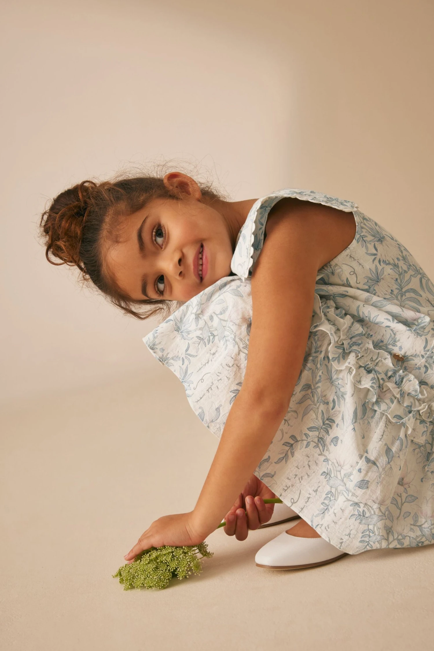 Laura Ashley Parterre Kleid Mit Eckigem Kragen 10 Laura Ashley Parterre Kleid Mit Eckigem Kragen – Bild 8