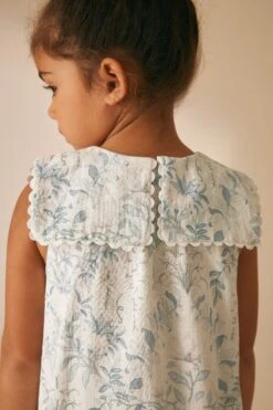 Laura Ashley Parterre Kleid Mit Eckigem Kragen 20 Laura Ashley Parterre Kleid Mit Eckigem Kragen -MONSON Kleidung Geschaft 591867s9