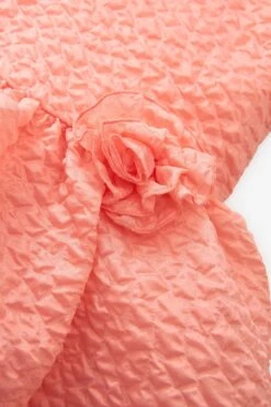 Baker By Ted Baker Strukturiertes Kleid Mit Zierblume, Orange/Apricot -MONSON Kleidung Geschaft 802022s10