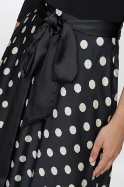 Gina Bacconi Christina Gepunktetes Kleid Aus Satin Und Jersey, Schwarz -MONSON Kleidung Geschaft 910615s4