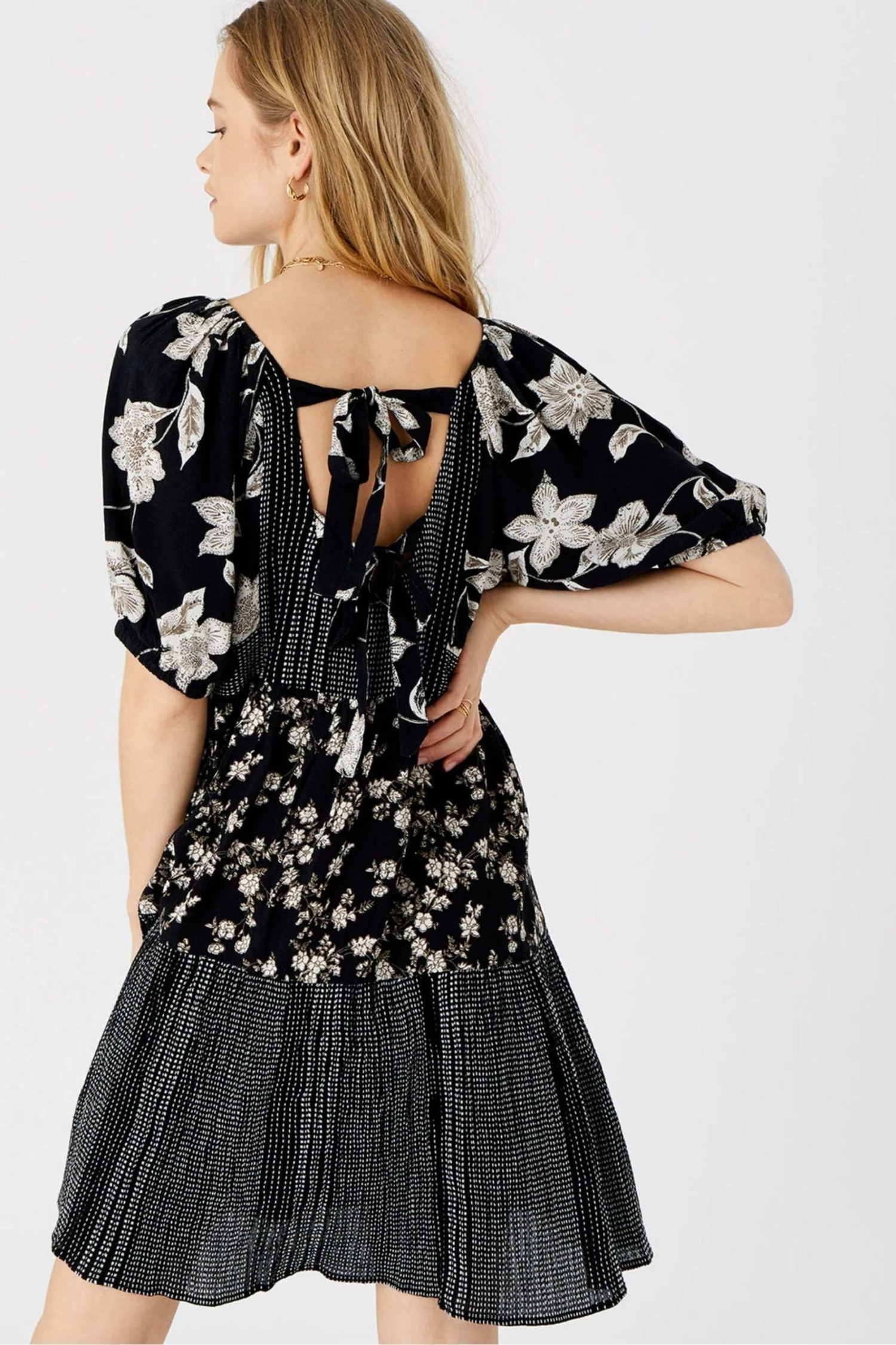 Accessorize Geblümtes Kleid Mit Puffärmeln, Schwarz 4 Accessorize Geblümtes Kleid Mit Puffärmeln, Schwarz – Bild 2