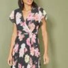 Mela – Plissiert-Wickel-Skater Kleid Mit Blumen Bedruckt