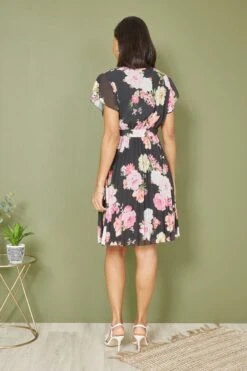 Mela – Plissiert-Wickel-Skater Kleid Mit Blumen Bedruckt -MONSON Kleidung Geschaft B05004s4