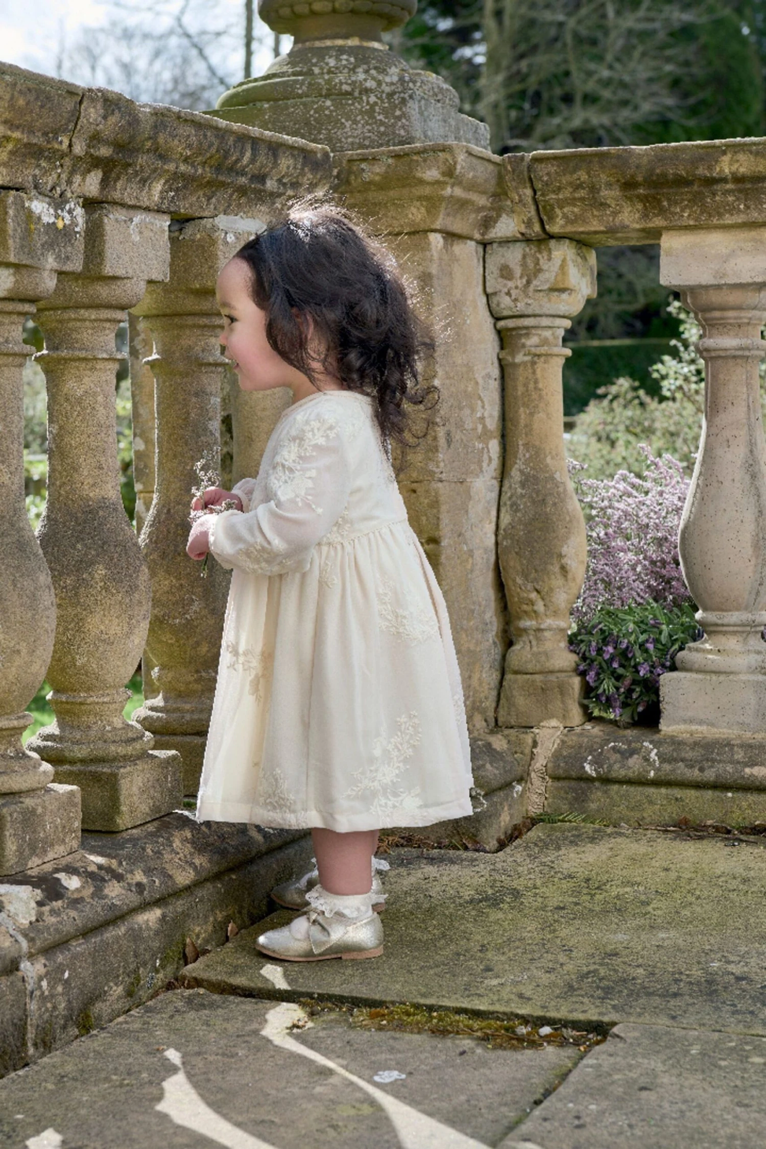 Mamas & Papas Langärmeliges, Besticktes Kleid, Creme 4 Mamas & Papas Langärmeliges, Besticktes Kleid, Creme – Bild 2