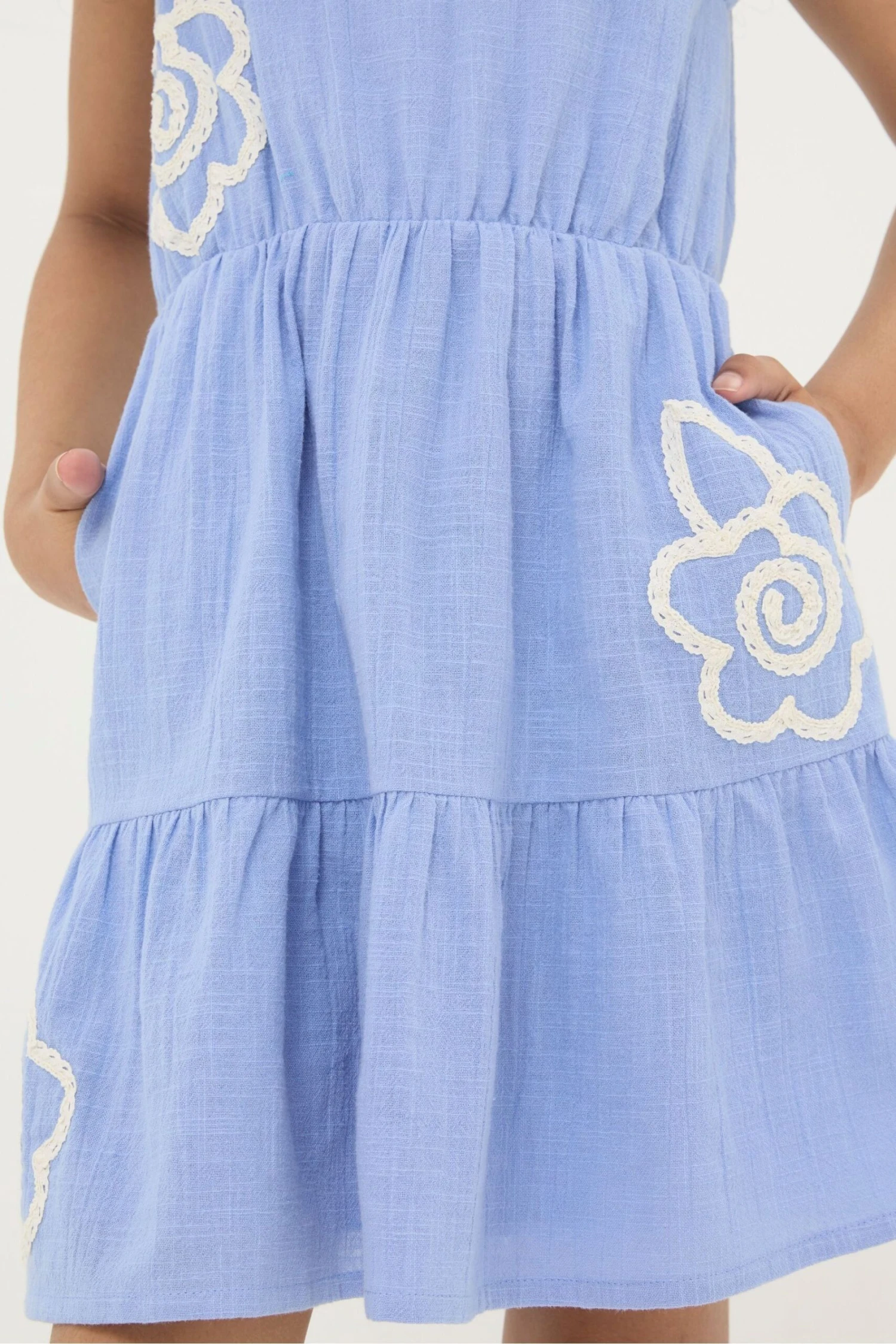 Fatface Gestuftes, Besticktes Kleid 6 Fatface Gestuftes, Besticktes Kleid – Bild 4