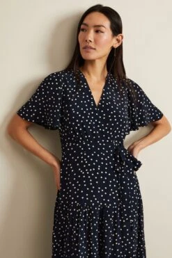 Phase Eight – Blau Jenna-Midaxi-Wickel Kleid Mit Schwarz Gepunktet Und Schwarzen Punkten -MONSON Kleidung Geschaft B81474s4