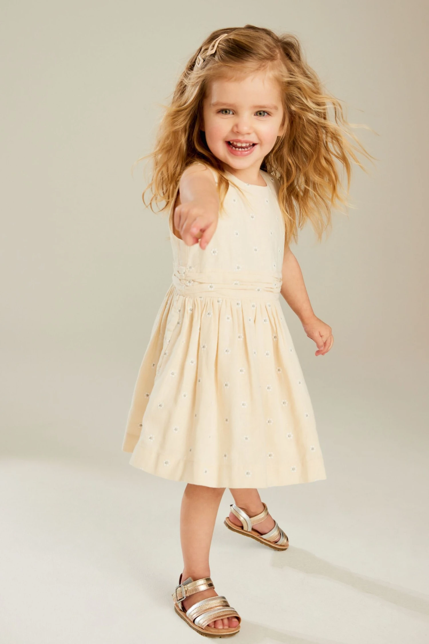 Next Taupefarben - Kleid Mit Gänseblümchenstickerei (3 Monate Bis 8 Jahre) 4 Next Taupefarben - Kleid Mit Gänseblümchenstickerei (3 Monate Bis 8 Jahre) – Bild 2