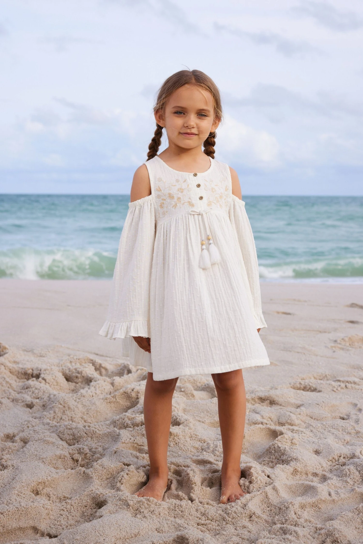 Next Creme - Kleid Mit Schulterausschnitten Und Stickerei (3–16 Jahre) 4 Next Creme - Kleid Mit Schulterausschnitten Und Stickerei (3–16 Jahre) – Bild 2