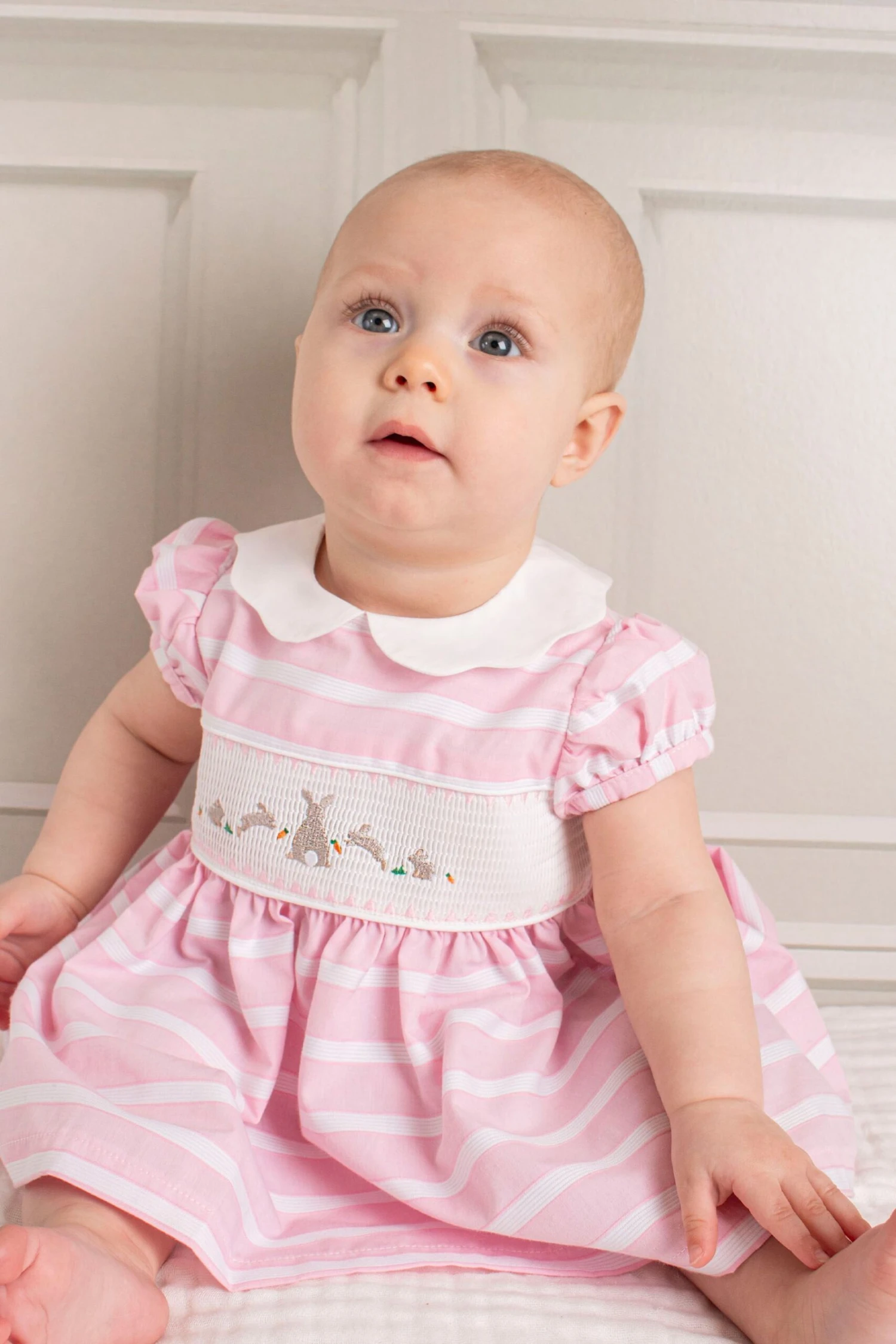 Trotters London Little Gesmoktes Kleid Mit Streifen Und Häschendesign, Pink 4 Trotters London Little Gesmoktes Kleid Mit Streifen Und Häschendesign, Pink – Bild 2