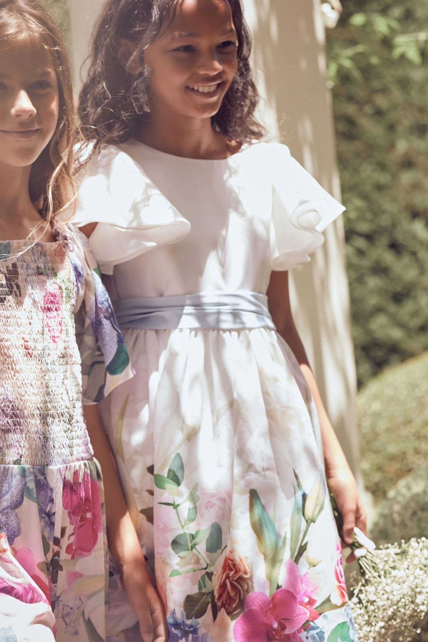 Angel & Rocket Sylvie Bedrucktes Kleid Mit Gerüschten Ärmeln Und Schleife, Weiß 11 Angel & Rocket Sylvie Bedrucktes Kleid Mit Gerüschten Ärmeln Und Schleife, Weiß – Bild 9