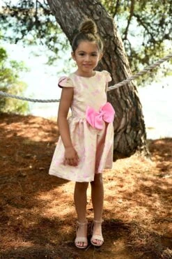 Angels Face Rose Madison Geblümtes Metallic-Kleid, Rosa