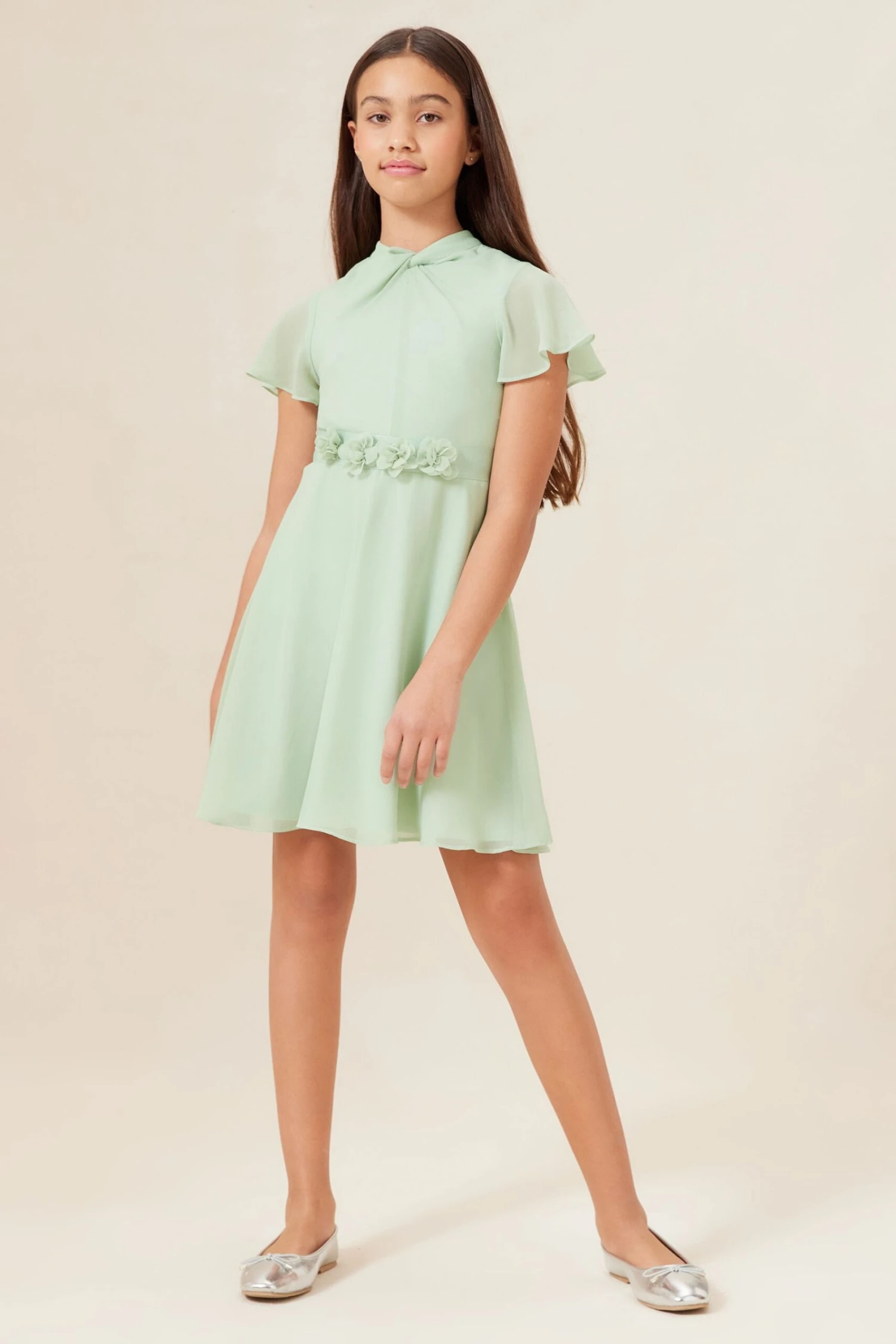 Lipsy Besonderer Anlass Kleid Mit Verdrehtem Ausschnitt Und Blumentaille (2–16 Jahre) 4 Lipsy Besonderer Anlass Kleid Mit Verdrehtem Ausschnitt Und Blumentaille (2–16 Jahre) – Bild 2