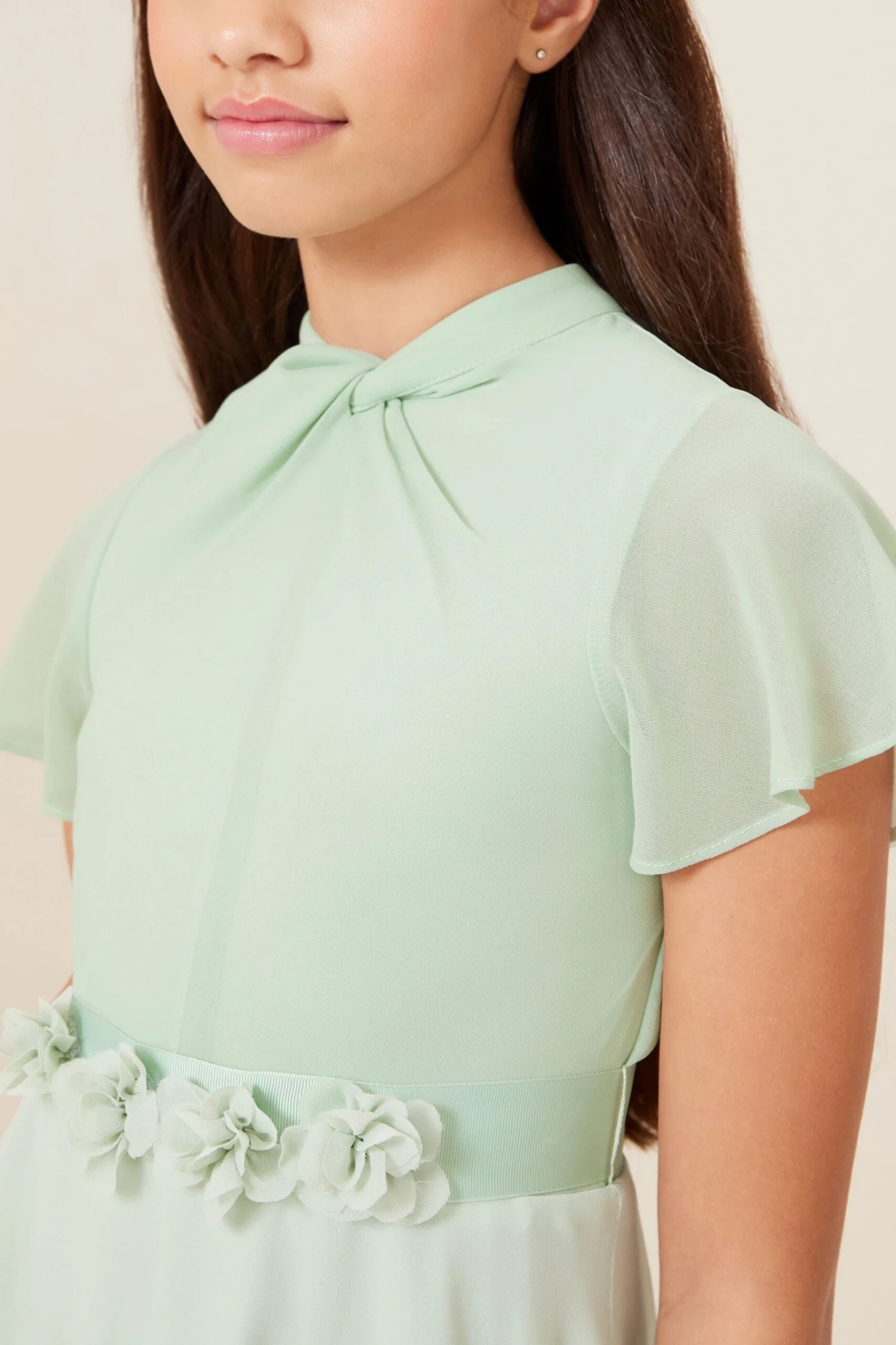 Lipsy Besonderer Anlass Kleid Mit Verdrehtem Ausschnitt Und Blumentaille (2–16 Jahre) 6 Lipsy Besonderer Anlass Kleid Mit Verdrehtem Ausschnitt Und Blumentaille (2–16 Jahre) – Bild 4