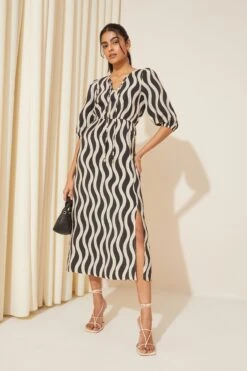 Friends Like These Kleid Mit V-Ausschnitt, Puffärmeln Und Gesmokter Taille