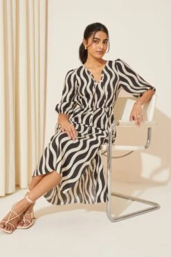 Friends Like These Kleid Mit V-Ausschnitt, Puffärmeln Und Gesmokter Taille -MONSON Kleidung Geschaft K85429s3