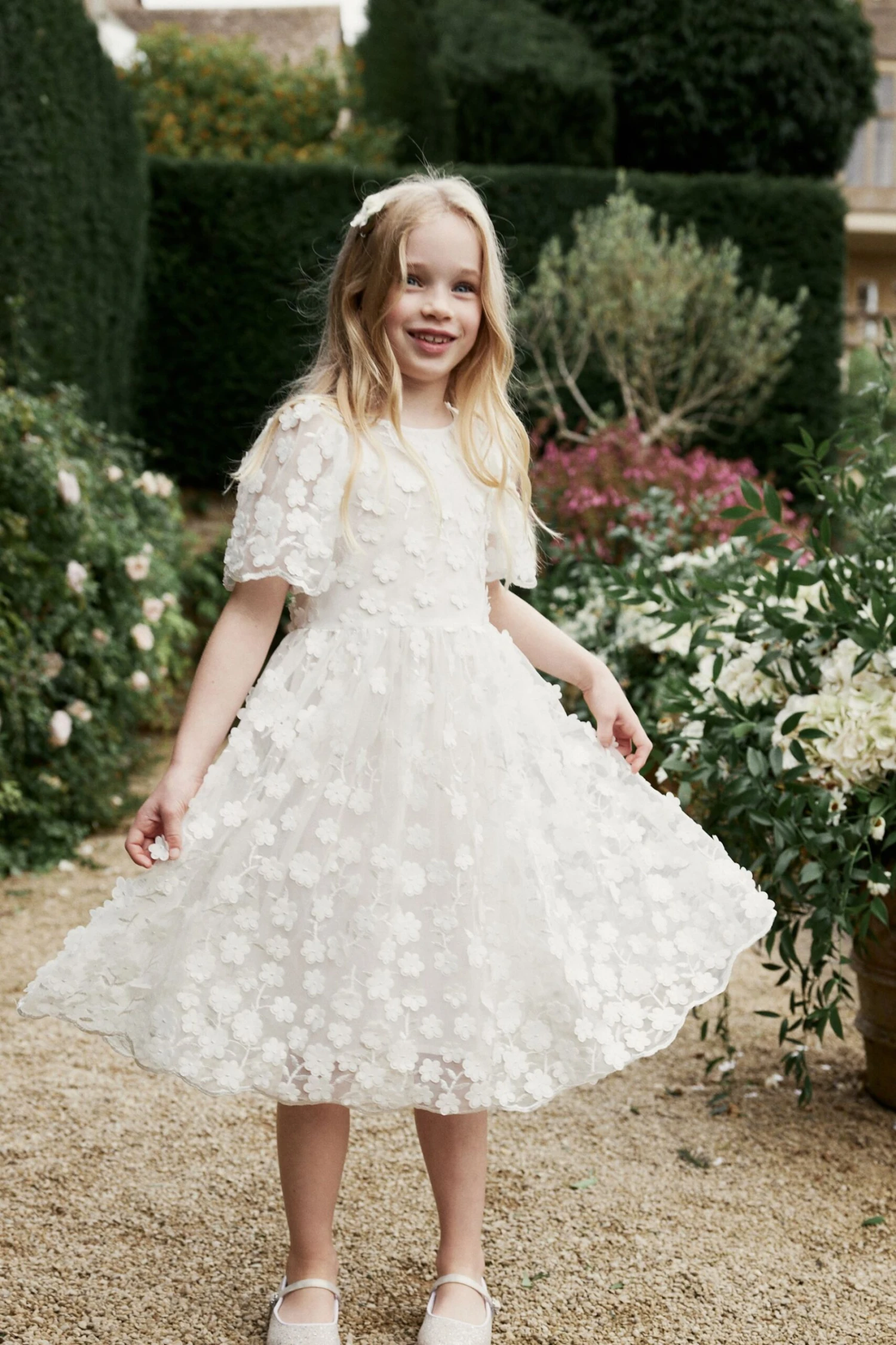 Next Weiß - Kleid Für Besondere Anlässe Mit 3D-Blumendesign (3–10 Jahre) 3 Next Weiß - Kleid Für Besondere Anlässe Mit 3D-Blumendesign (3–10 Jahre)