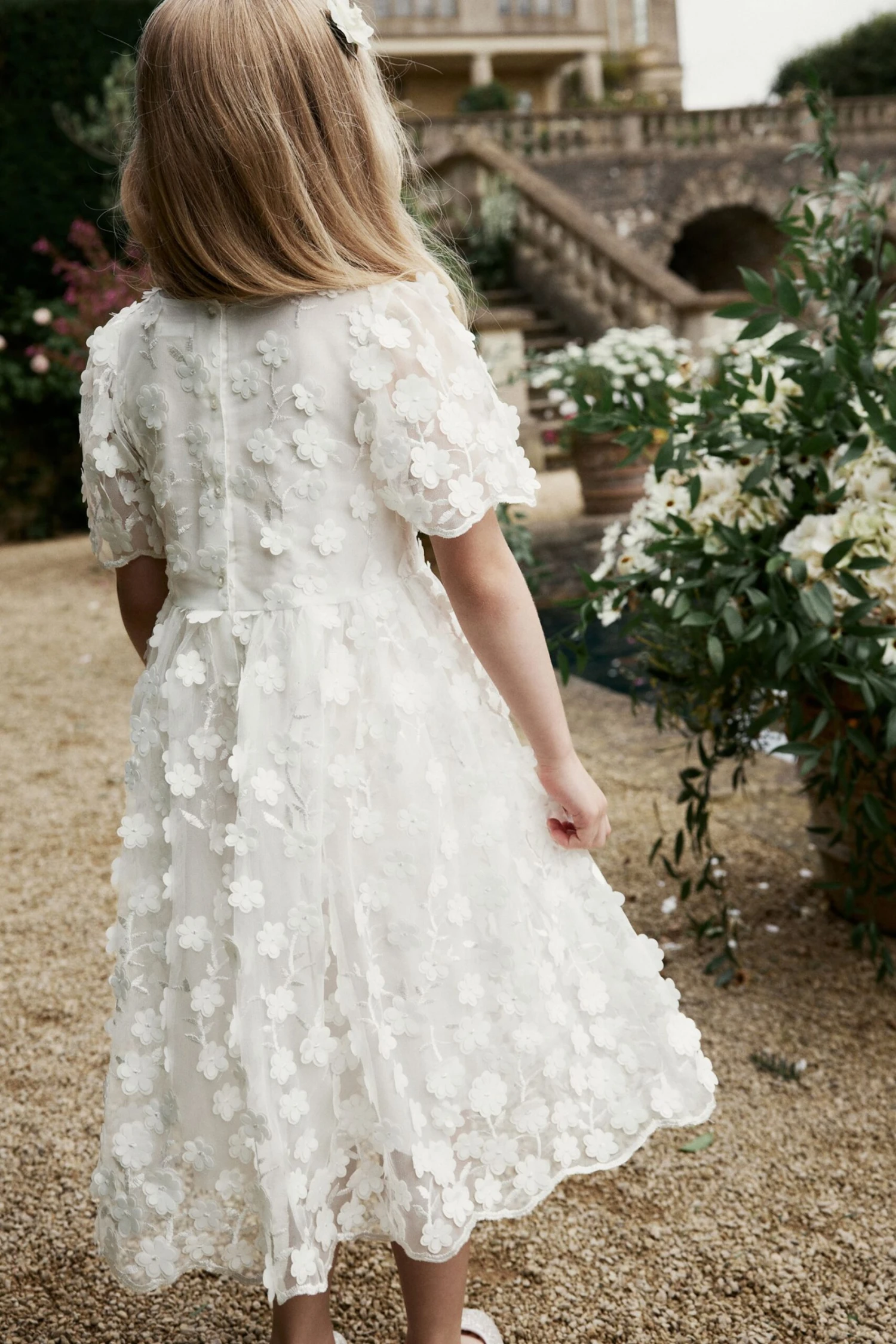 Next Weiß - Kleid Für Besondere Anlässe Mit 3D-Blumendesign (3–10 Jahre) 5 Next Weiß - Kleid Für Besondere Anlässe Mit 3D-Blumendesign (3–10 Jahre) – Bild 3