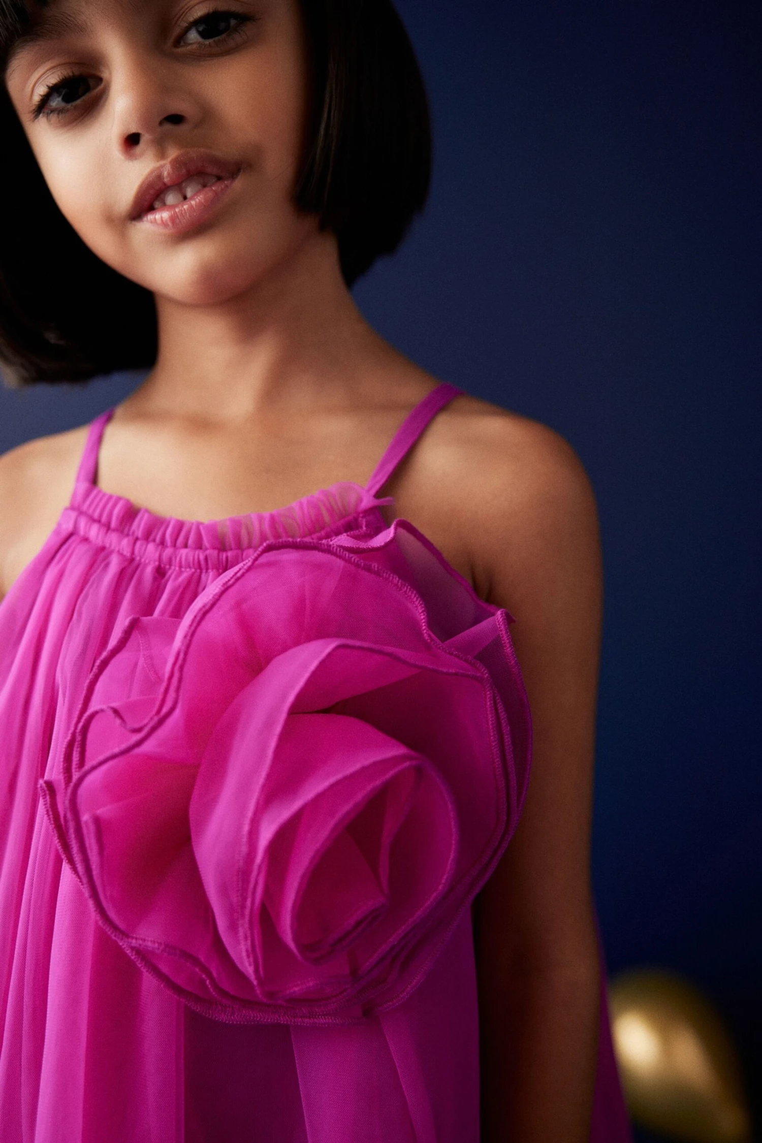 Next Kleid Aus Netzstoff Mit Ansteckblume (3–16 Jahre) 6 Next Kleid Aus Netzstoff Mit Ansteckblume (3–16 Jahre) – Bild 4