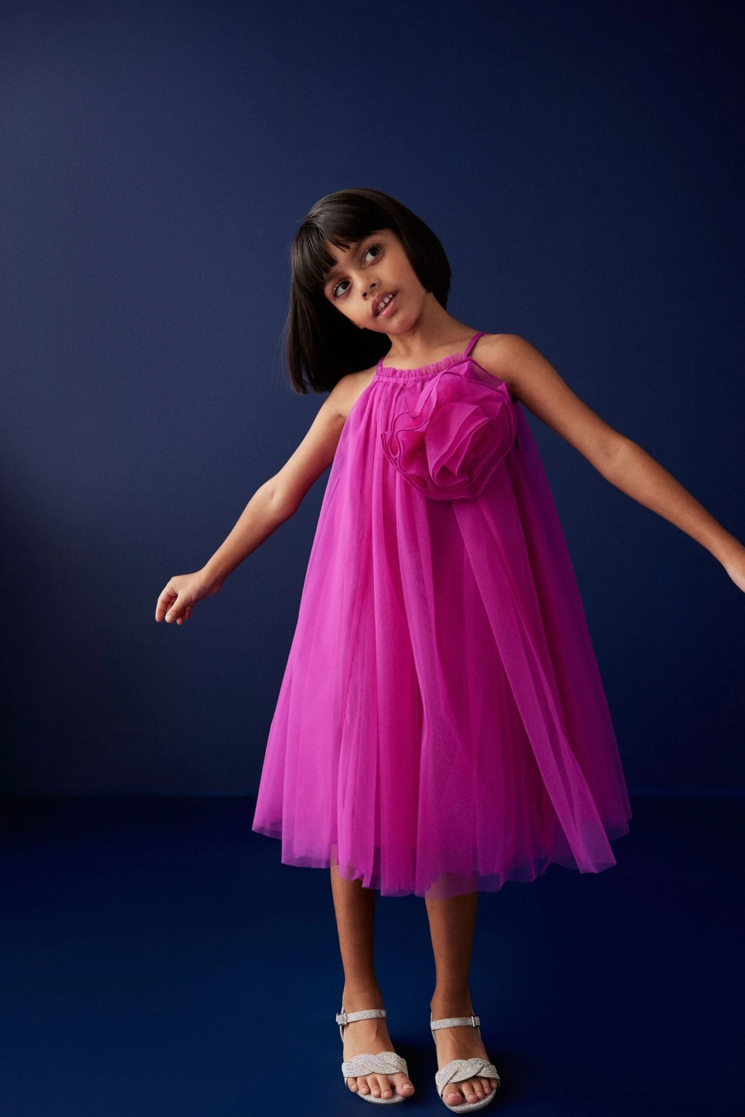Next Kleid Aus Netzstoff Mit Ansteckblume (3–16 Jahre) 10 Next Kleid Aus Netzstoff Mit Ansteckblume (3–16 Jahre) – Bild 8