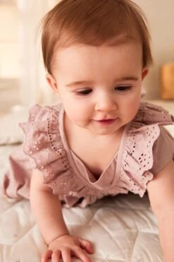 Next Baby Kleid Mit Lochstickereien (0 Monate Bis 2 Jahre) -MONSON Kleidung Geschaft N34 647s3