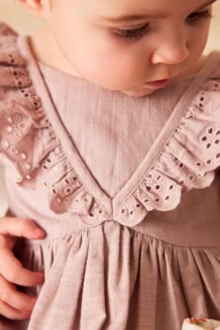 Next Baby Kleid Mit Lochstickereien (0 Monate Bis 2 Jahre) -MONSON Kleidung Geschaft N34 647s4