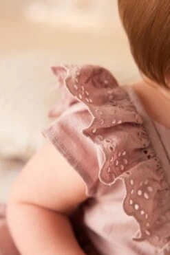 Next Baby Kleid Mit Lochstickereien (0 Monate Bis 2 Jahre) -MONSON Kleidung Geschaft N34 647s5