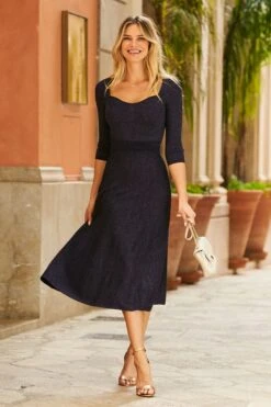 Sosandar Ausgestelltes Kleid In Metallic-Optik Mit Herzausschnitt -MONSON Kleidung Geschaft N62135s4