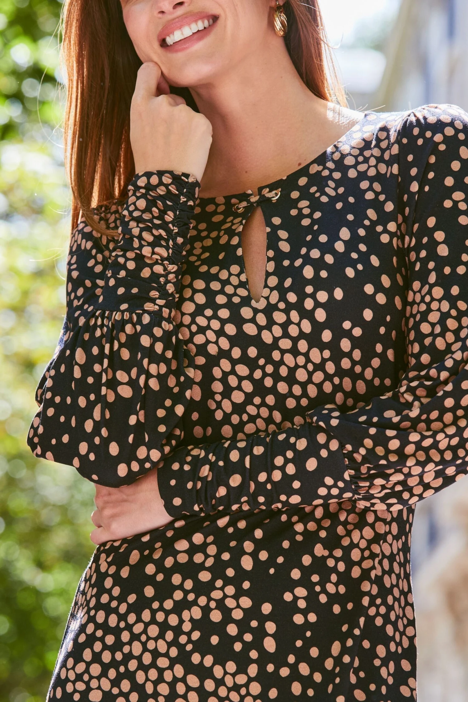 Sosandar Fleck Ausgestelltes, Bedrucktes Kleid Mit Schlüssellochausschnitt 7 Sosandar Fleck Ausgestelltes, Bedrucktes Kleid Mit Schlüssellochausschnitt – Bild 5