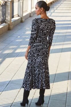 Sosandar Fit & Flare-Kleid Mit Verdrehter Vorderseite Und Gerafften Ärmel -MONSON Kleidung Geschaft N71213s2