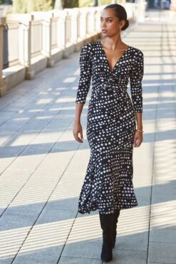 Sosandar Fit & Flare-Kleid Mit Verdrehter Vorderseite Und Gerafften Ärmel -MONSON Kleidung Geschaft N71213s4