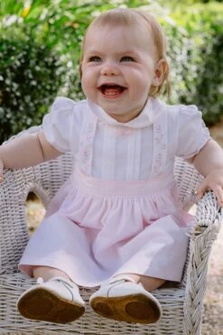 Emile Et Rose Plissiertes Kleid Mit Verzierter Passe, Rock Und Hose, Rosa