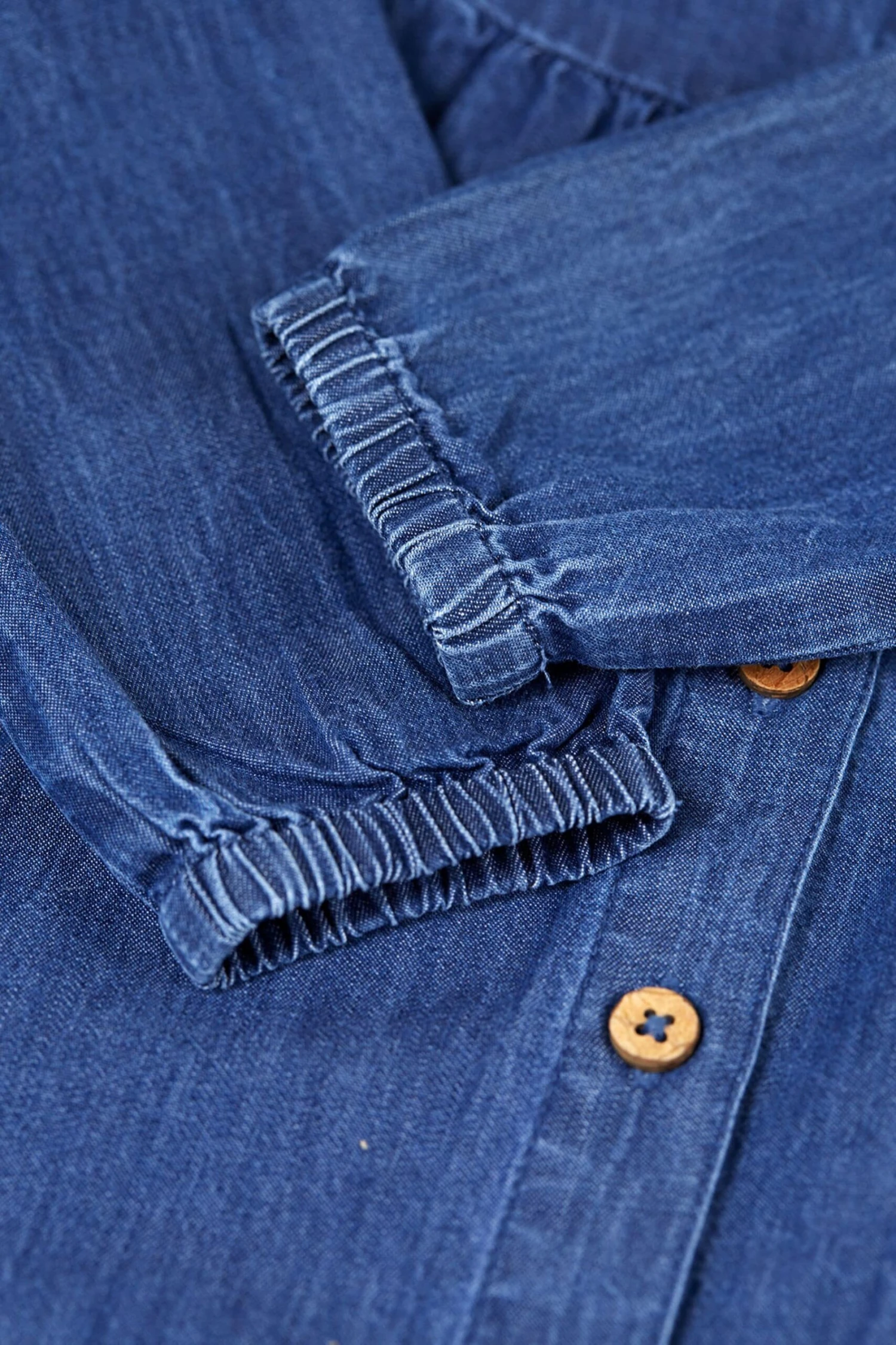 Frugi Chambray-Kleid Mit Entenmotiv, Blau 5 Frugi Chambray-Kleid Mit Entenmotiv, Blau – Bild 3