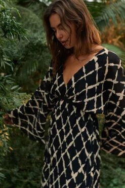 Next Schwarz/weiß - Strukturiertes Kleid Mit Weiten Ärmeln Und V-Ausschnitt -MONSON Kleidung Geschaft Q70640s4