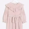 River Island Mädchen Kuscheliges Kleid Mit Stickerei -MONSON Kleidung Geschaft Q88479s